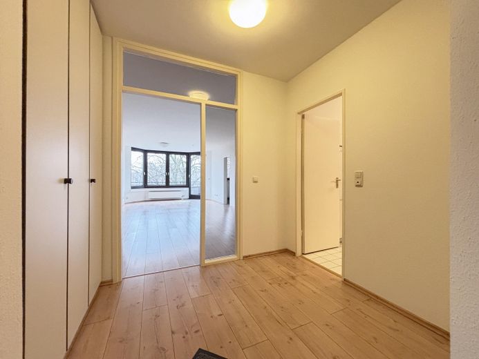 Köln Neustadt-Nord Agnesviertel'de balkonlu aydınlık 2 odalı daire – Diele