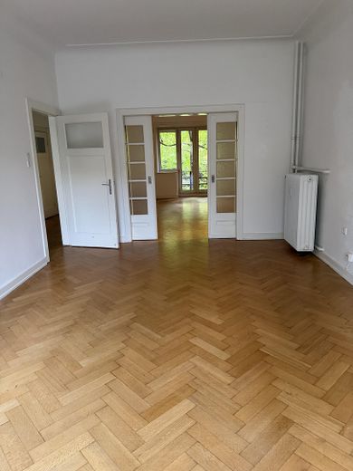 Urokliwe mieszkanie w starej kamienicy z parkietem ułożonym w jodełkę, wysokimi sufitami i dużym ogrodem w Wellingsbüttel – Ess & Wohnzimmer 