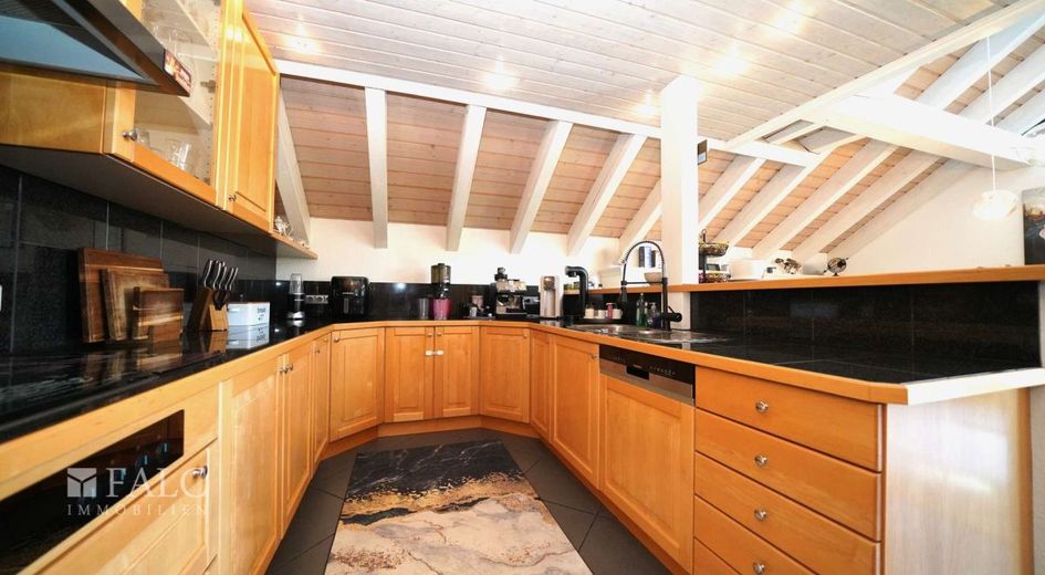 Traumhafte 5-Zimmer Maisonette-Wohnung mit offener Galerie und 2 Stellplätzen! - FALC Immobilien – Viel Platz zum kochen