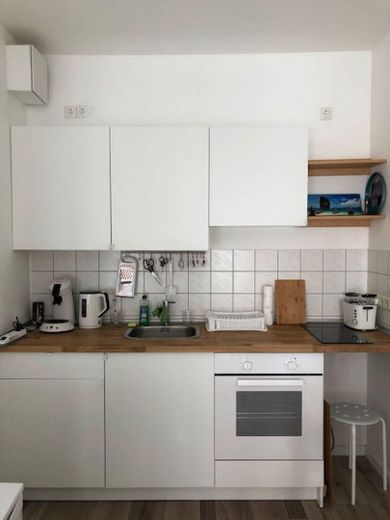 Ab 01.10.2026: möbl. Apartment in der Altstadt von Wismar – Küche im Wohn-/Schlafraum