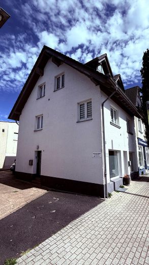 Edificio residencial y comercial en una ubicación céntrica de Lohmar – Seitenansicht ,Wohnungseingang