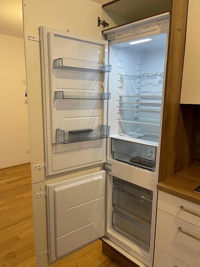 Voll möbliert, auch auf Zeit: exklusive 2-Zimmer-Gartenwohnung in Top-Lage in Freilassing – Kühlschrank mit Gefrierfach