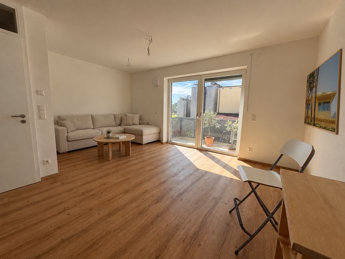 Luminoso appartamento moderno di 2,5 locali con balcone e finiture di pregio – Wohnen / Essen
