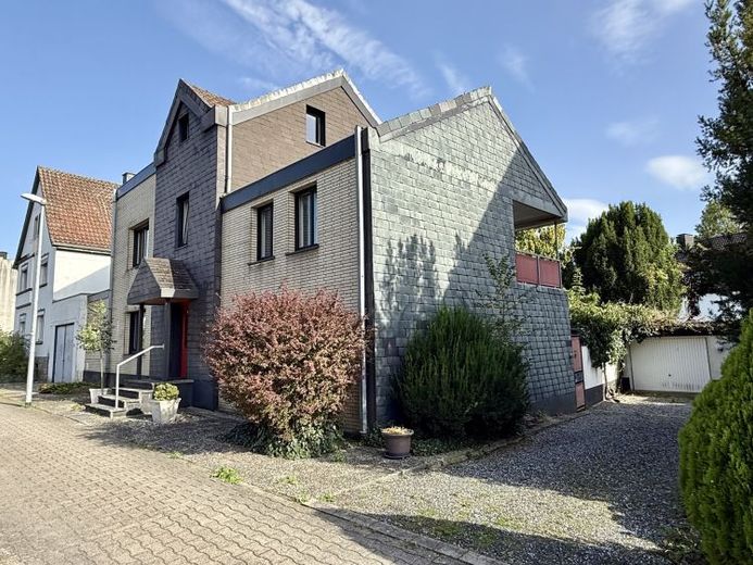 Fröndenberg-Mitte: Großzügiges Wohnhaus mit Doppelgarage – ideal zur individuellen Gestaltung! – Foto 1