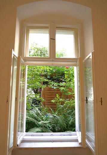 Provisionsfrei - gepflegte, helle Altbauwohnung in Nord-Neukölln – Blick in den Hof