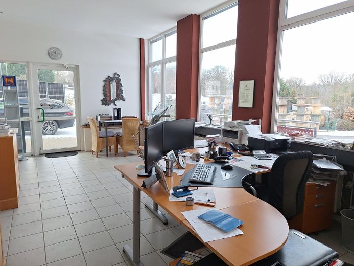 Gewerbe Halle für Handwerk, Praxis oder Verkauf in Zell - Barl – Büro