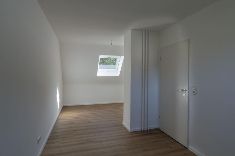 Großzügiges Familienhaus mit Garten in Dreieich Sprendlingen, Grenze Buchschlag – Schlafzimmer mit Dachschräge