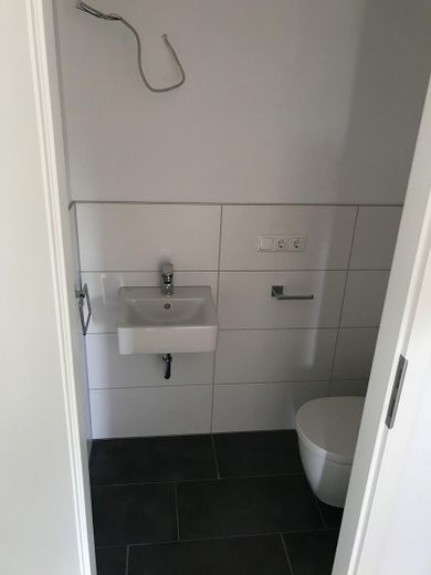 2 ZKB, WC, Einbauküche, Balkon, Keller, Neubau 2018 – Gäste WC
