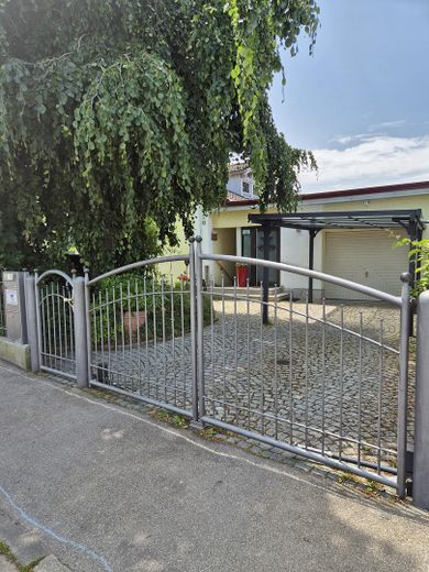 Großes hochwertiges Einfamilien-/ Zweifamilien-/ Mehrgenerationenhaus/Praxis/Gewerbe – Zufahrt große Garage (SUV)