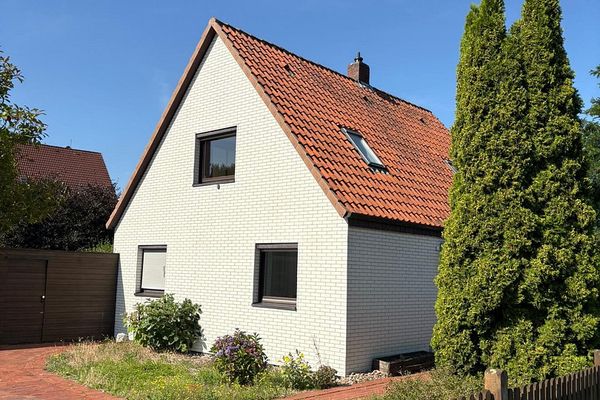 Freistehendes Einfamilienhaus mit Doppelgarage und schönem Garten