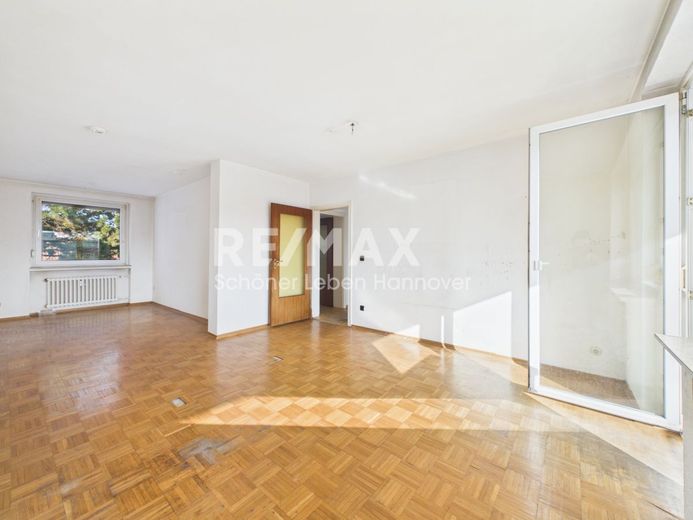 *reserviert* Renovierungsbedürftige, sonnige 3 Zimmer- Wohnung – Wohnzimmer