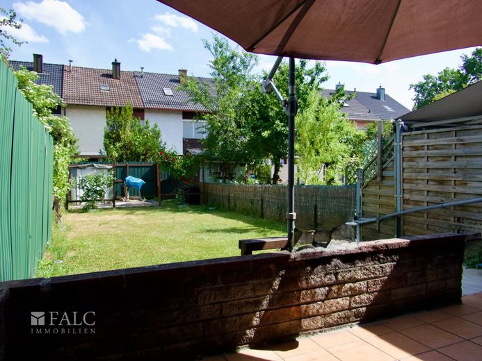 Einfach Mehr: RMH, Garten, Garage. Zu Fuß zur AUDI AG-A1 und SMP. Top-Lage-Ausstattung-Zustand. – Süd-Garten-Terrasse