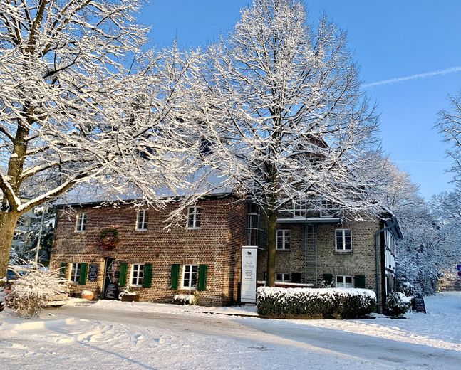 Die Buchmühle: Ubicación para eventos y negocios · Sala de exposición · Loft y diseño · Bienestar – Süd-Ost -Ansicht im Schnee
