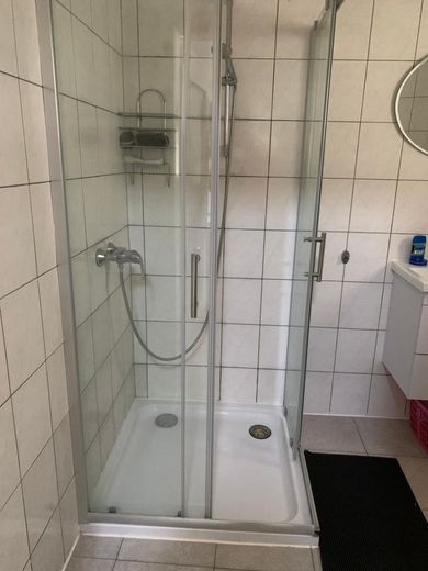 Top renoviertes Gästehaus mit 10,1 % Rendite - sofort durchstarten! – Dusche