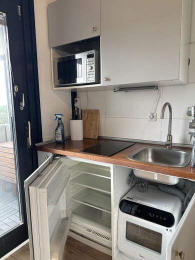 VANAF AUG 2027: Stijlvol gemeubileerd appartement | Tijdelijk wonen | Gemeubileerd wonen in Sachsenhausen – Voll ausgestattete Pantryküche