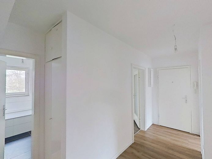 Großzügiges Wohnen: Helle 4-Zi.-Wohnung mit Balkon – Ansicht III: Flur