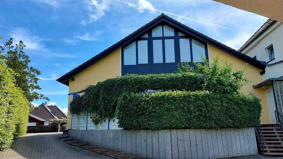 Uetze - Renditeimmobilie - 4-Familienhaus + Doppelhaushälfte + 3 Garagen – Rückseite mit Terrasse
