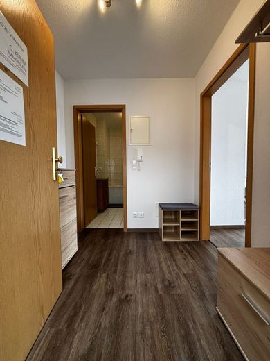 modernisierte/helle und möblierte Dachgeschosswohnung - 1,5 Zi. Küche mit EBK/Wannenbad  - ca. 35m² - zentrumsnah – 260703_ETW_BOS44_Nr.13_004_Flur