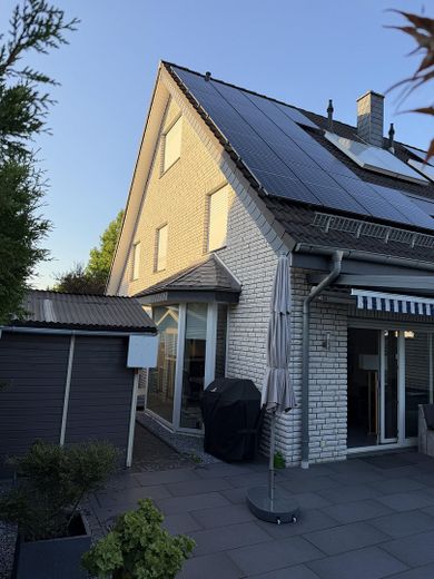 Hochwertige Doppelhaushälfte im Herzen von Elverdissen – Seitenansicht