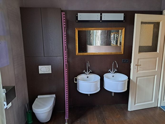 Bad Waschbecken und WC