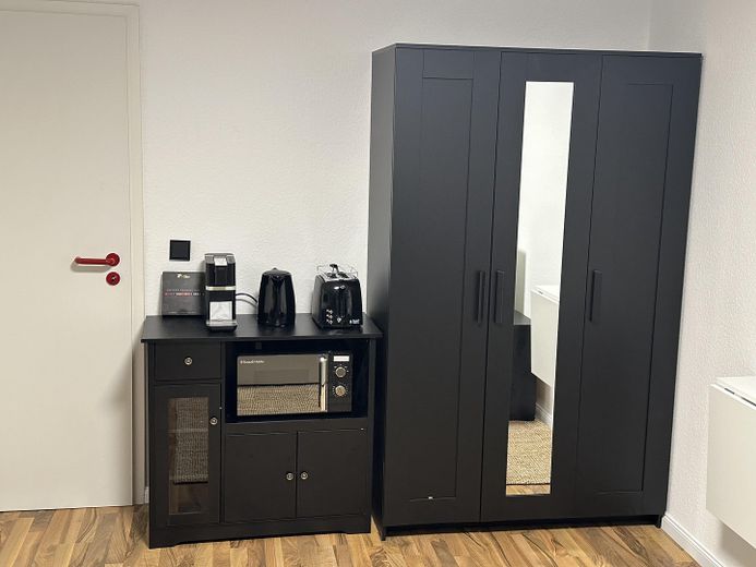 Kleiderschrank + Ausstattung