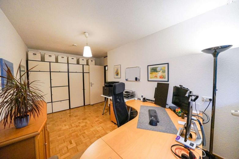 Außergewöhnlich und stilvoll! 4-Zimmer-Wohnung mit 2 Balkonen und Tiefgarage in Köln-Weiden – Bild 19