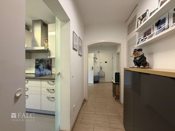 Helle Etagenwohnung mit Balkon und Tageslichtbad – Flur