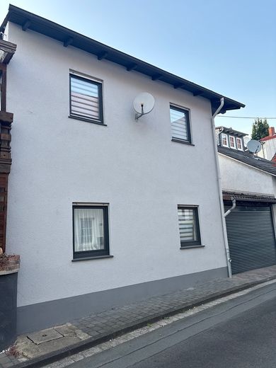 Einfamilienhaus mit Nebengebäude, Hof und Garage – Foto 4