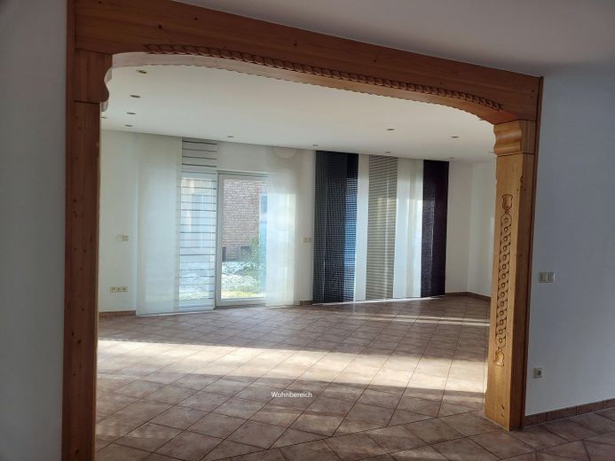 Due immobili versatili in un unico pacchetto /  È possibile anche la vendita separata! – Haus B - Blick ins Wohnzimmer