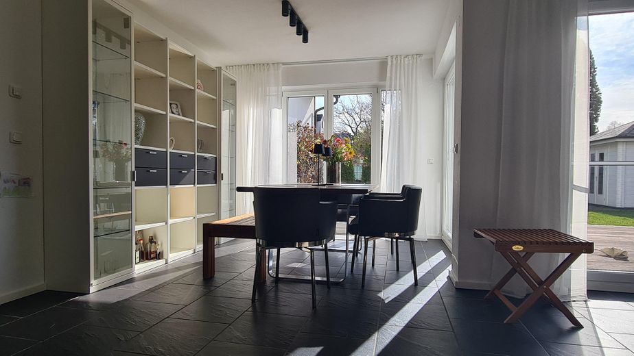 VON PRIVAT UND PROVISIONFREI: Reiheneckhaus in Großhadern im Blumenviertel – Bild-04-Wohnzimmer