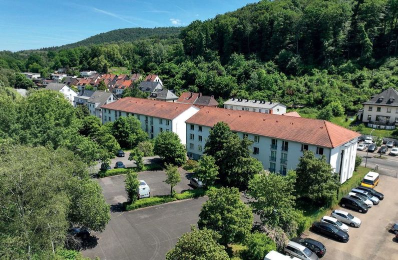 Vermietete Kapitalanlage | 4,85 % Rendite | Saarbrücken – Rückansicht mit Stellplätzen