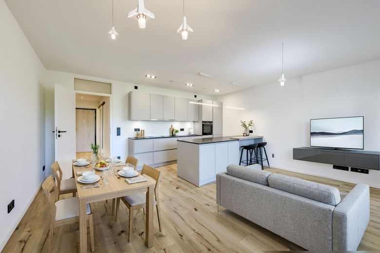 Einziehen und wohlfühlen – stilvolle 2,5-Zi-ETW mit Balkon, Erstbezug nach Kernsan., provisionsfr. – Wohnküche mit Essbereich, KI