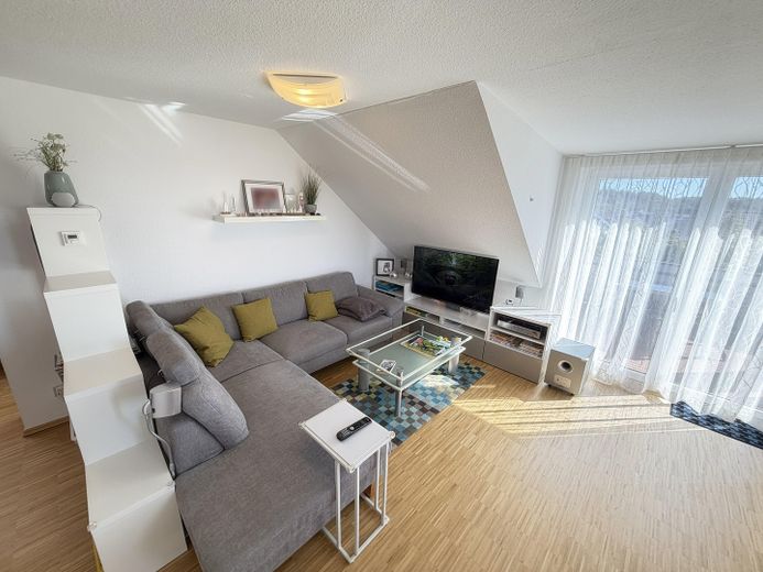Maisonette mit Weitblick – 2 Balkone, Studio & Tiefgarage am ruhigen Ortsrand (provisionsfrei) – Wohnzimmer