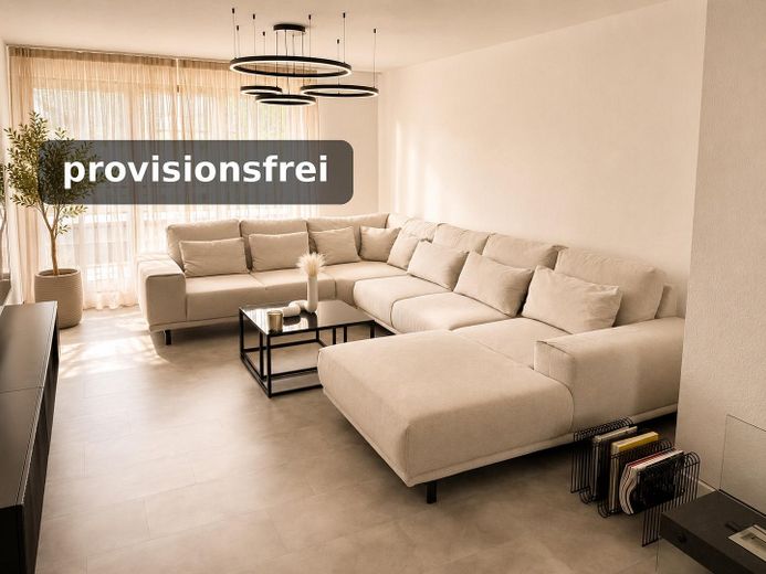 Bez prowizji: 3,5-pokojowe mieszkanie o niskim progu/barierach w Holzgerlingen – Wohnzimmer mit großem Sofa