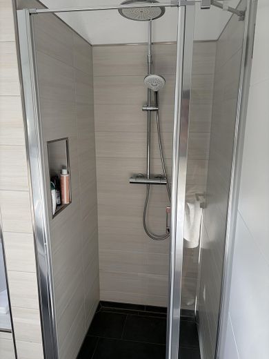 Dresden yakınında modern bir yuva: Havuz, fotovoltaik, depolama, Wallbox ve garaj – Fotoğraf 25