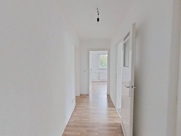 Helle 2-Zimmer-Whg. mit TERRASSE und Wannenbad – Flur