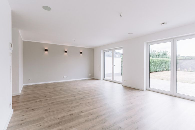 Hochwertige DHH mit Südgarten, PV, Wohnraumlüftung, 2 Wallboxen & ausgebautem Dachgeschoss – Wohnzimmer Fensterblick