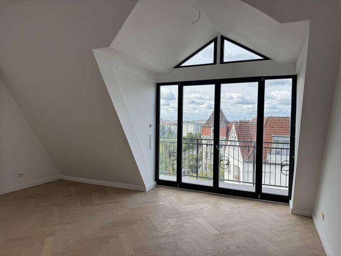 Exclusivo ático de 3 habitaciones con amplias vistas – obra nueva en la última planta cerca de Schloßstraße – Foto 1