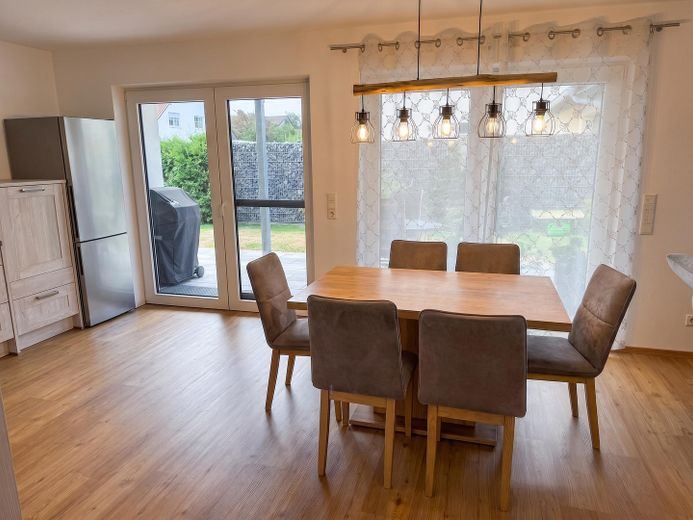Habiter et travailler : appartement de 5 pièces au rez-de-chaussée avec jardin et bureau/salle de loisirs de 60 m² au sous-sol – Essbereich mit Terrasse