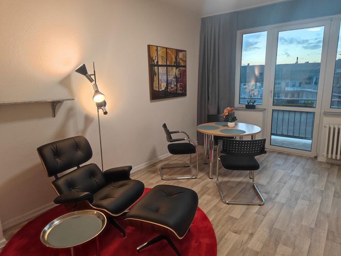 Bochum Şehir Merkezi En İyi Konum ***** Şık döşenmiş ve sakin daire – Lounge Chair & Essbereich