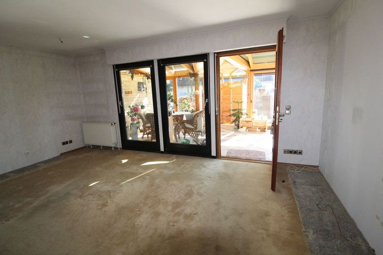 Individuelles, ruhiges Einfamilienhaus mit Einliegerwohnung, Wintergarten, Kamin, Vollkeller&amp; Garage – 10 - Wohnzimmer mit Zugang zum Wintergarten