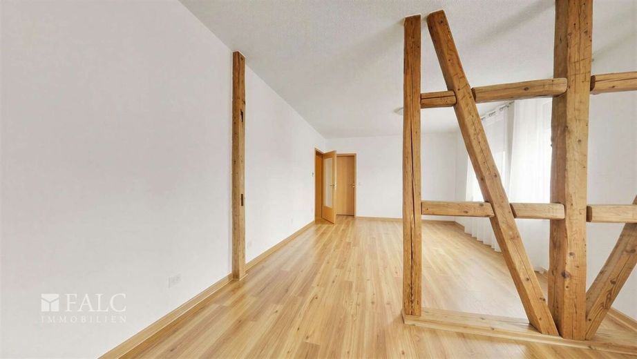 Großzügige 4-Zimmer-Wohnung mit Garten in Stuttgart Bad-Cannstatt – Wohn- und Esszimmer