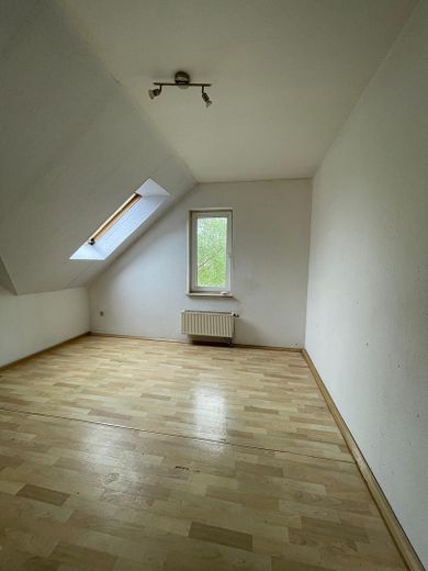 Freundliche 3-Zimmer-Dachgeschosswohnung mit Balkon und Stellplatz – Kinderzimmer/Arbeitszimmer 