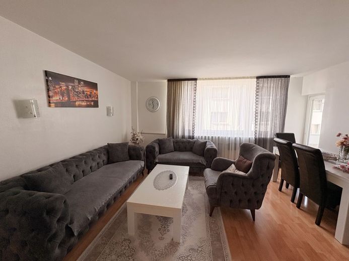 CITYHOUSE: Moderne, sanierte Wohnung mit Balkon zum Wohlfühlen – Wohnzimmer