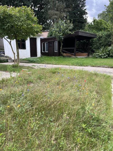 Einfamilienhaus mit Garten – Gartenhaus mit Sitzecke