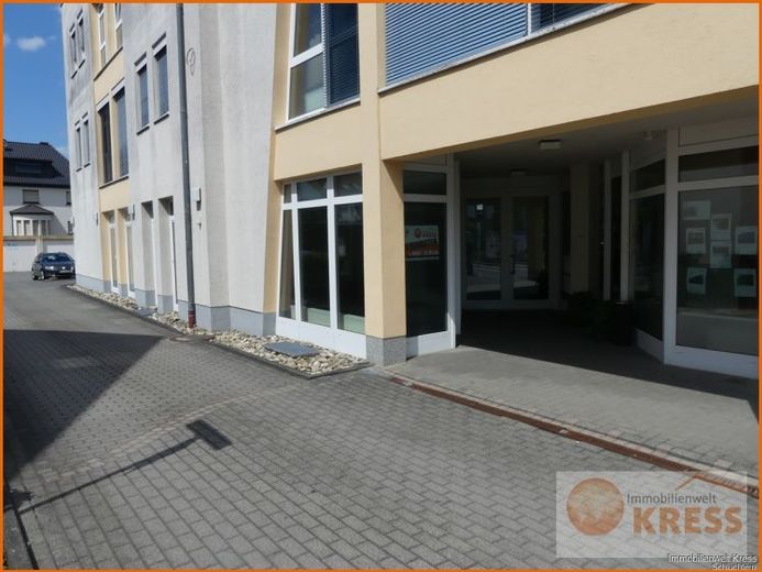 Central, bright and at street level retail unit/office/practice in Schlüchtern's Neuer Mitte, 2 car parking spaces – Photo 1