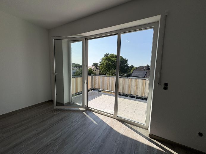 2-Zimmer-Wohnung, Balkon, Küche, Bad, HWR, Keller, nahe Südbahnhof – Blick auf Balkon aus Wohnzimme