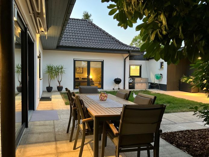 Luxuriöse Wohnoase am Weinberg: liebevoll saniert, privat verkauft. – Gartenansicht Abends