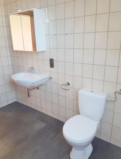 Helle Dachgeschosswohnung mit Marktplatzblick – zentral in Bad Buchau – Bad mit Dusche und Badewanne