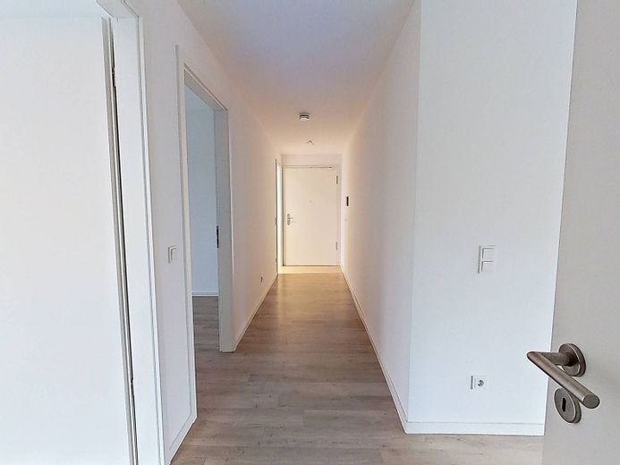 Familienfreundliche 4-Zimmer-Wohnung mit Einbauküche und Balkon in Schönefeld! – Ansicht I: Flur